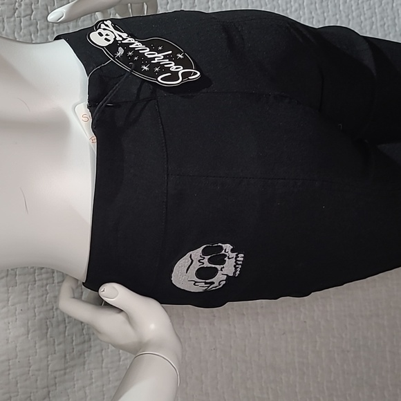 Sourpuss Skull Capri - Picture 2 of 9